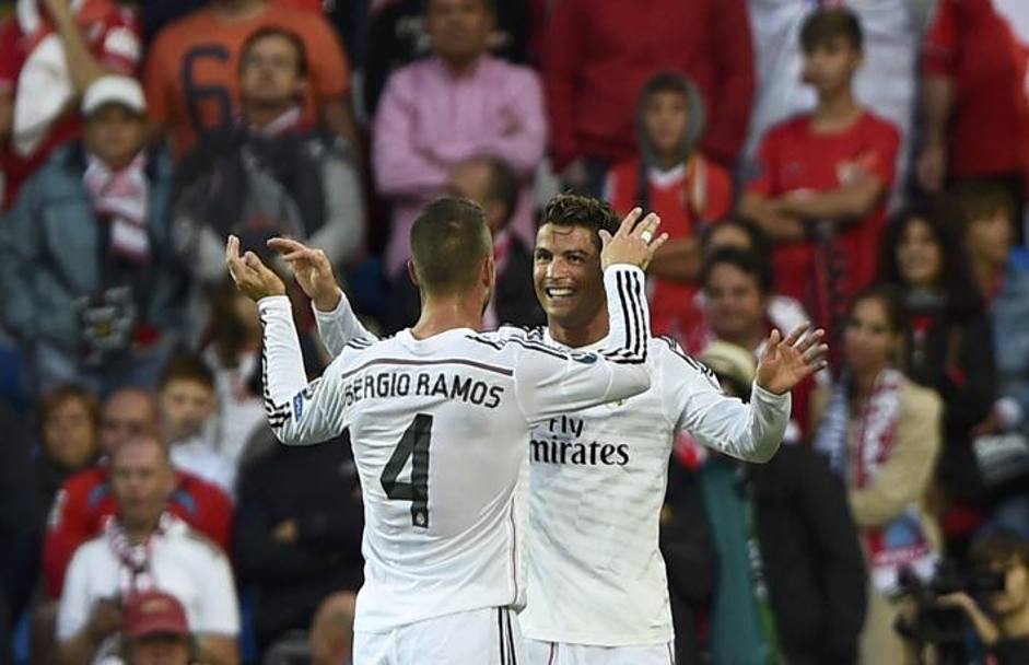 Sergio Ramos abbraccia Cristiano Ronaldo dopo il gol dell&#39;1-&#39;